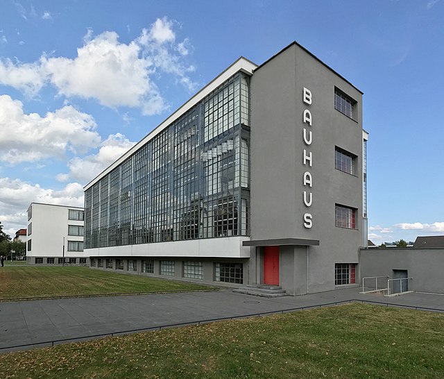 2020-09-18-Bauhaus-Dessau-Werkstattfluegel-Ecke-2.jpeg